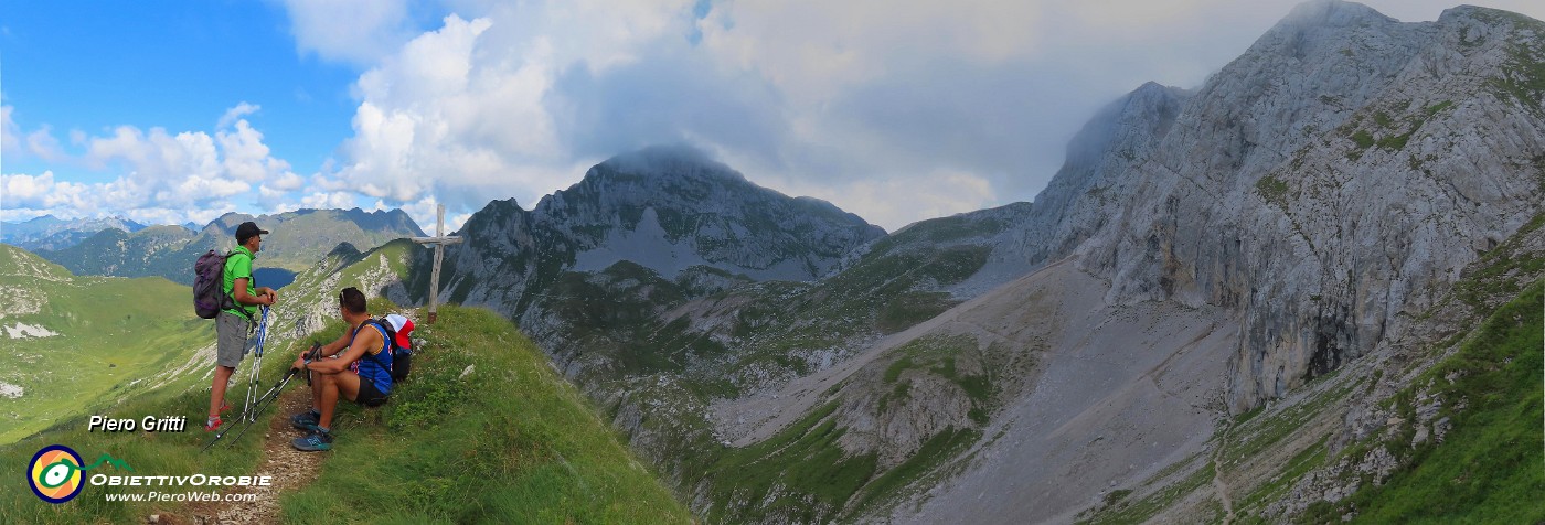 36 Passo di Gabbia (2070 m), sole in Val Vedra, nuvoloni sul Mandrone e in Corna Piana.jpg